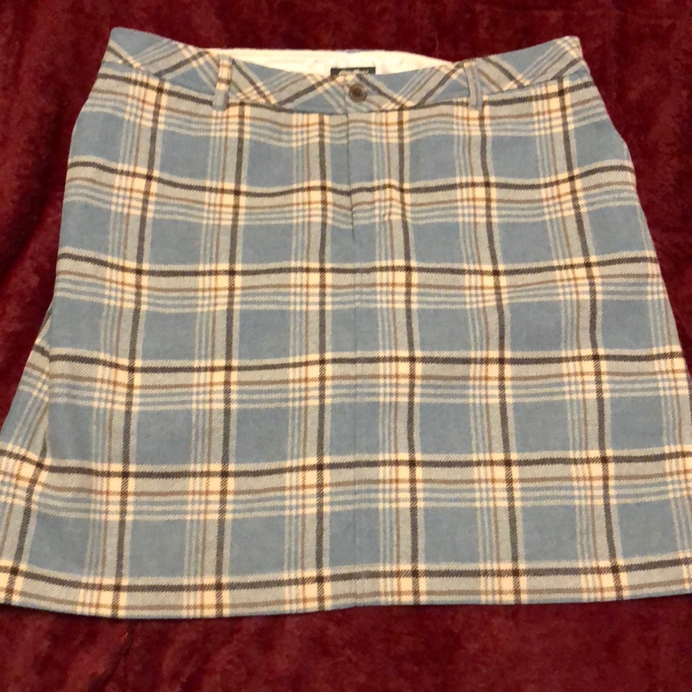 Wool skirt perfect for work, school, or night out.